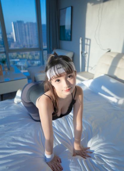 男子在19楼贴窗户缝偷窥洗澡被抓