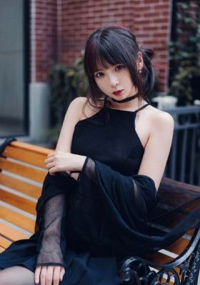 带珍珠耳环的少女
