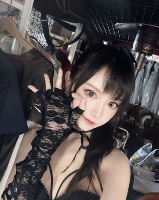 主人喊醒睡着猫咪被小猫教育了